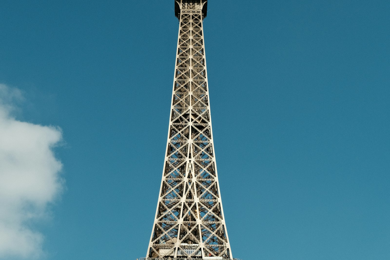 La tour Eiffel dominant les toits de Paris