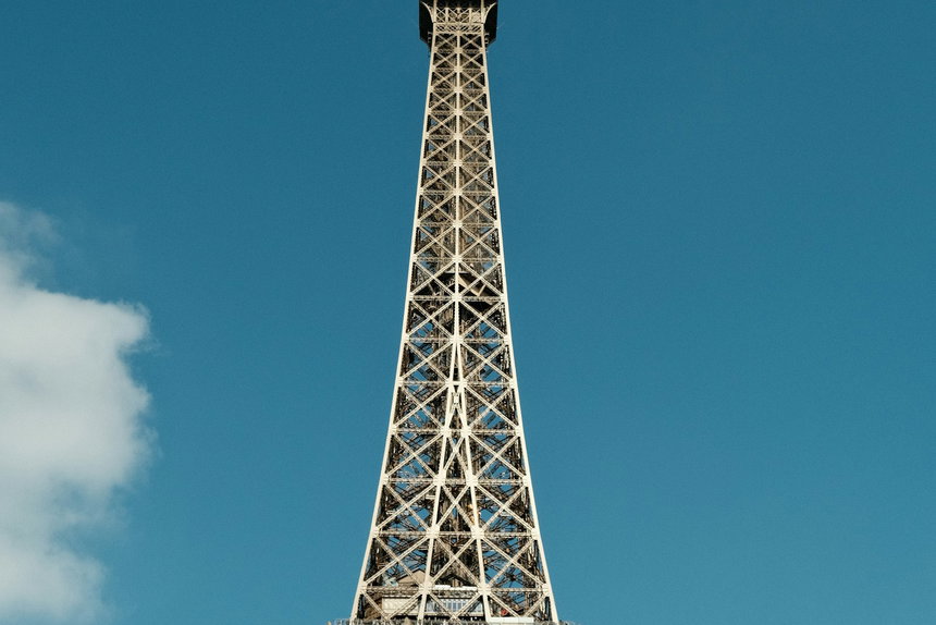 La tour Eiffel dominant les toits de Paris