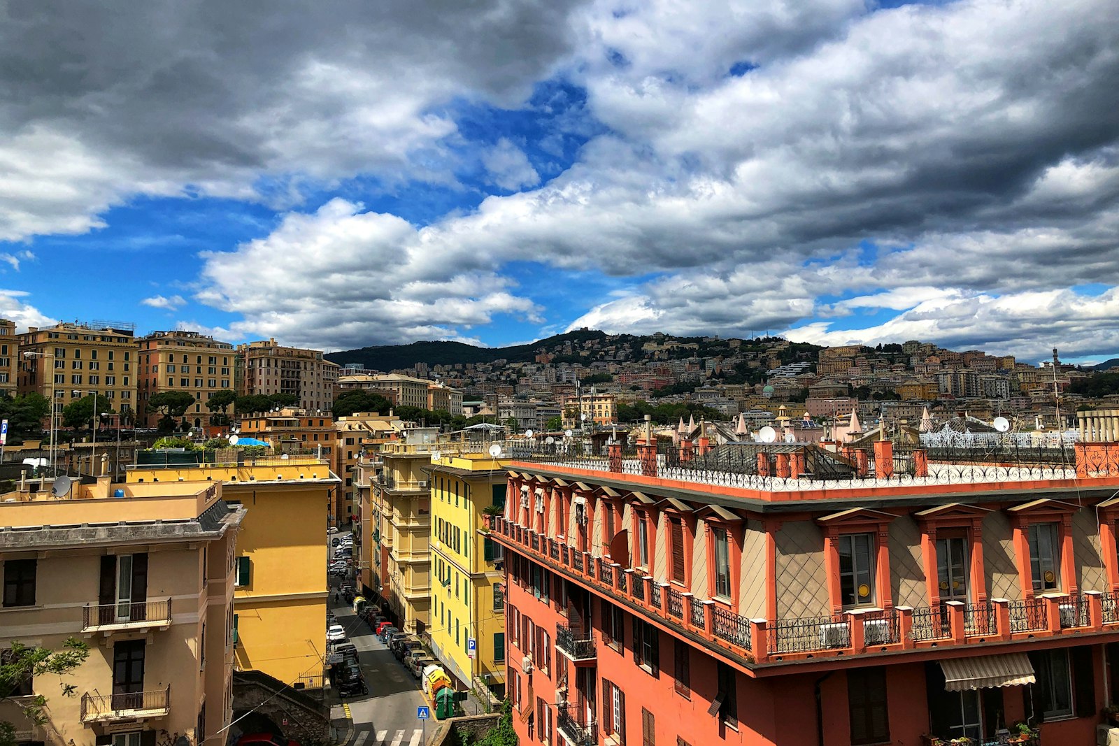 Tetti colorati e centro storico di Genova visti dall'alto