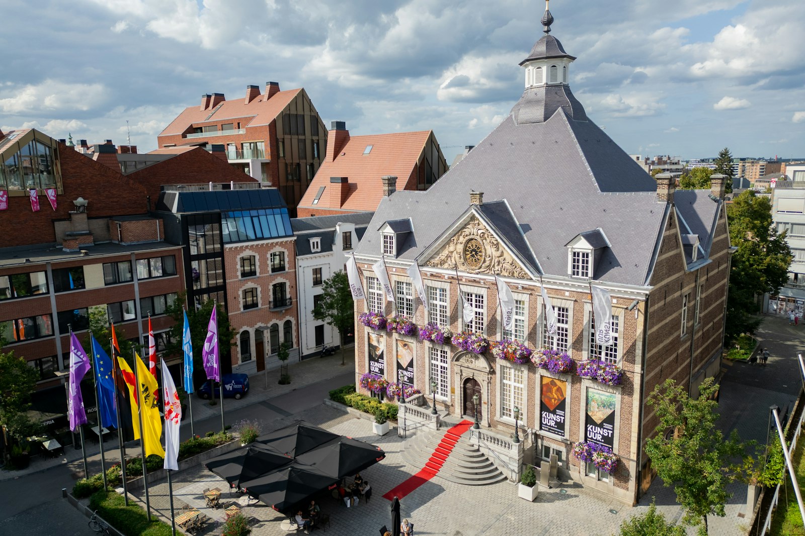 Stadsgezicht van Hasselt met de Grote Markt en winkelstraten