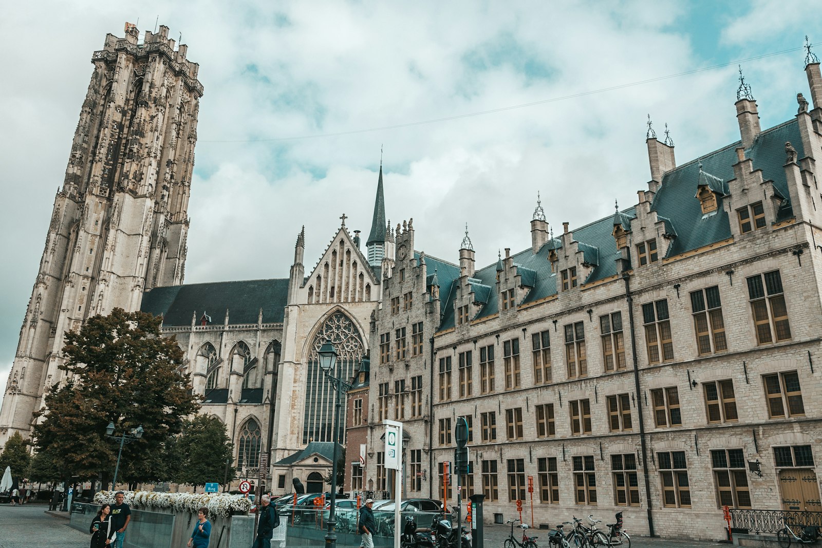 De Sint-Romboutstoren boven de Grote Markt van Mechelen