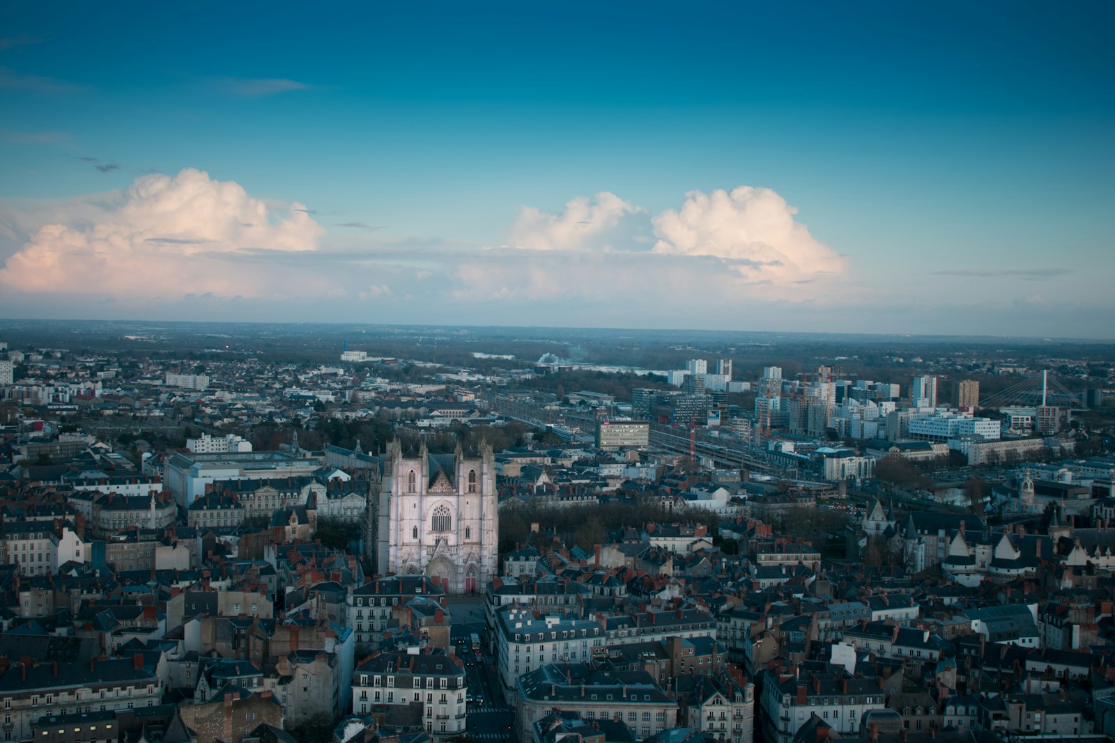 Vue aérienne des toits de Nantes et de sa cathédrale