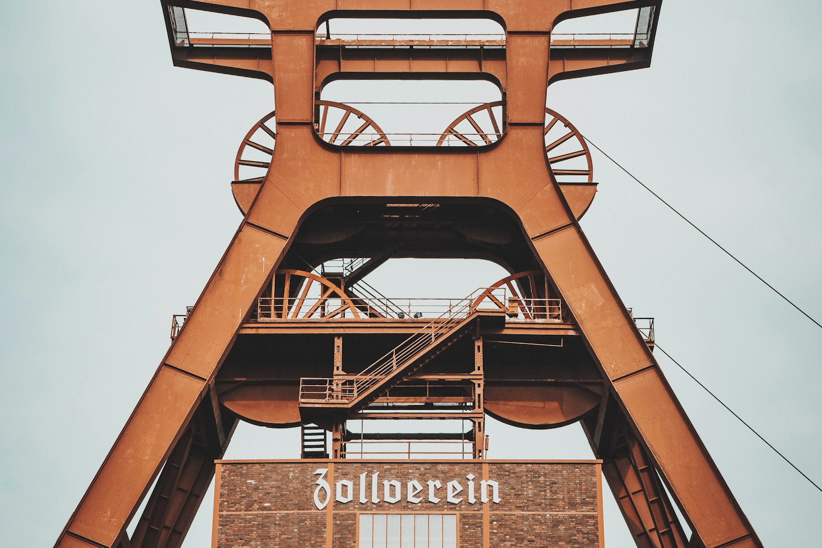 Fördergerüst und Backsteinbauten der Zeche Zollverein in Essen, Gebiet der Vorwahl 0201