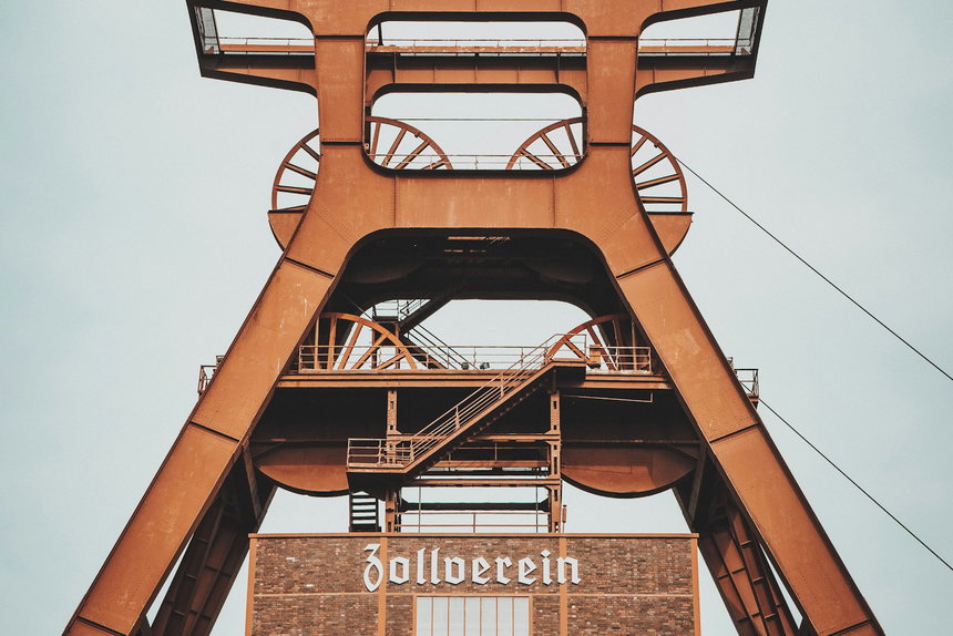 Fördergerüst und Backsteinbauten der Zeche Zollverein in Essen, Gebiet der Vorwahl 0201