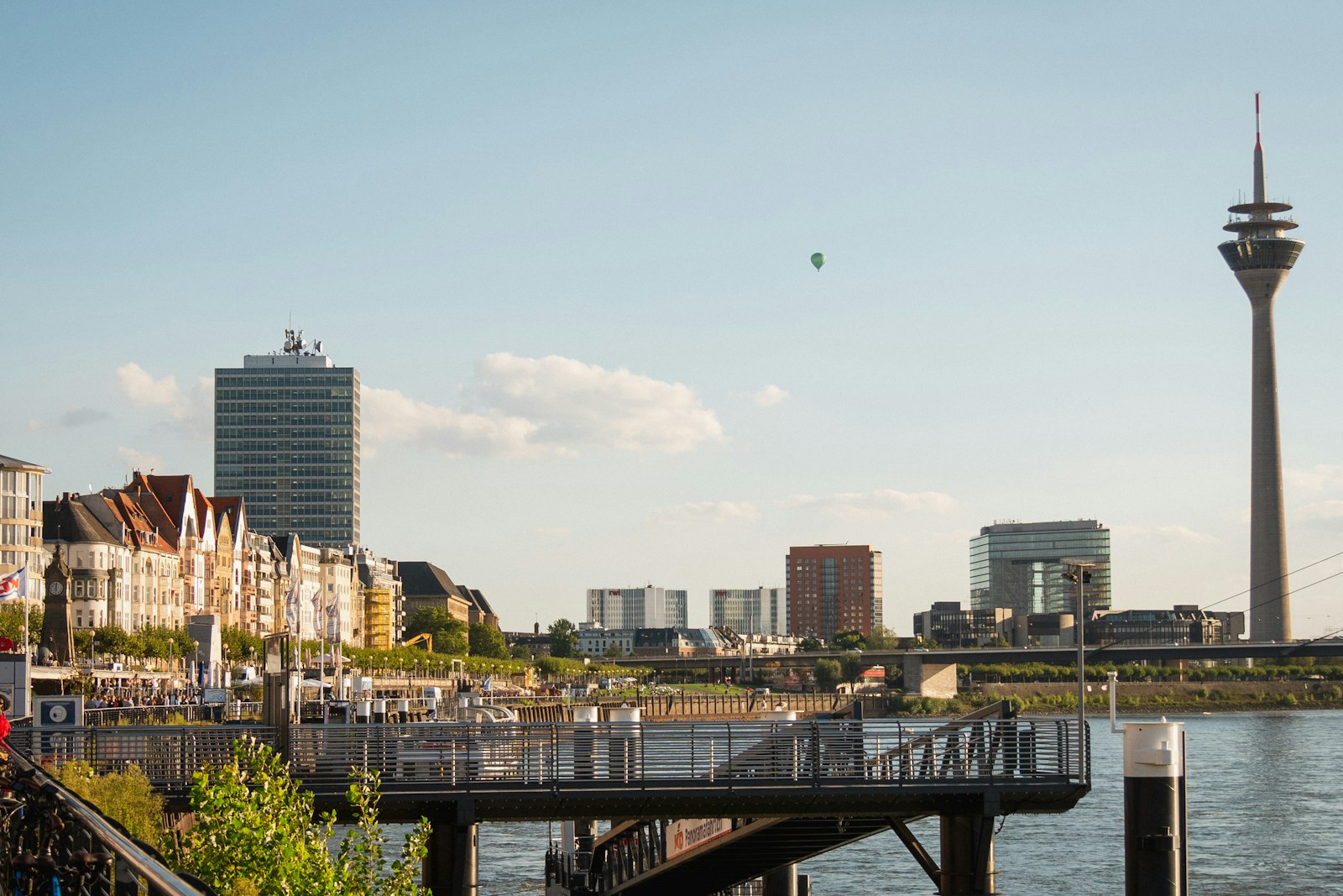 Rheinuferpromenade in Düsseldorf mit Rheinturm und Medienhafen, Gebiet der Vorwahl 0211
