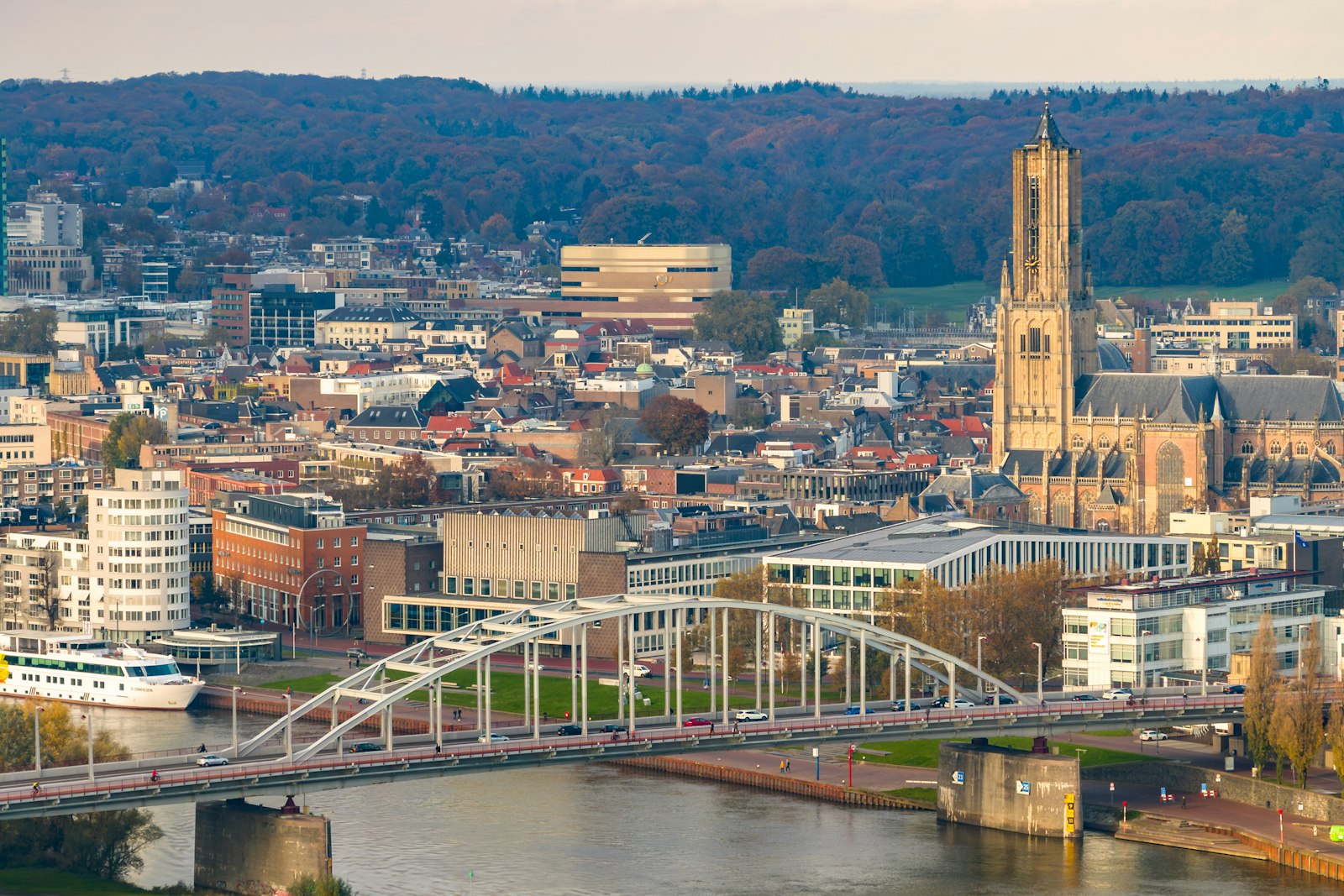 Zicht op Arnhem met de Eusebiuskerk en de brug over de Nederrijn, zone van het 026-kengetal