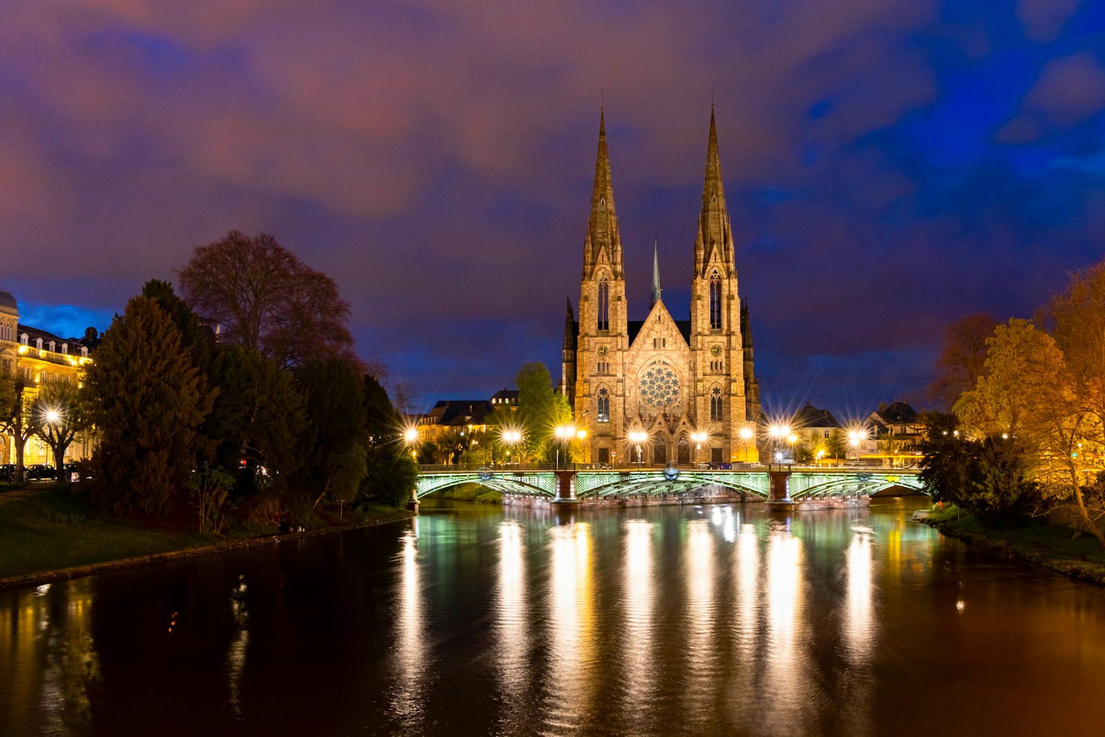L'église Saint-Paul de Strasbourg au bord de l'Ill