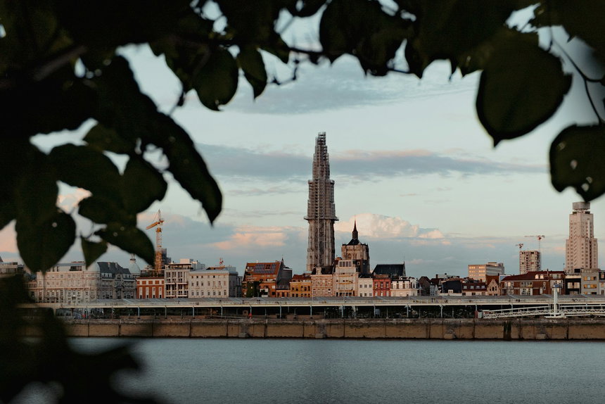 Skyline d'Anvers avec la cathédrale Notre-Dame le long de l'Escaut
