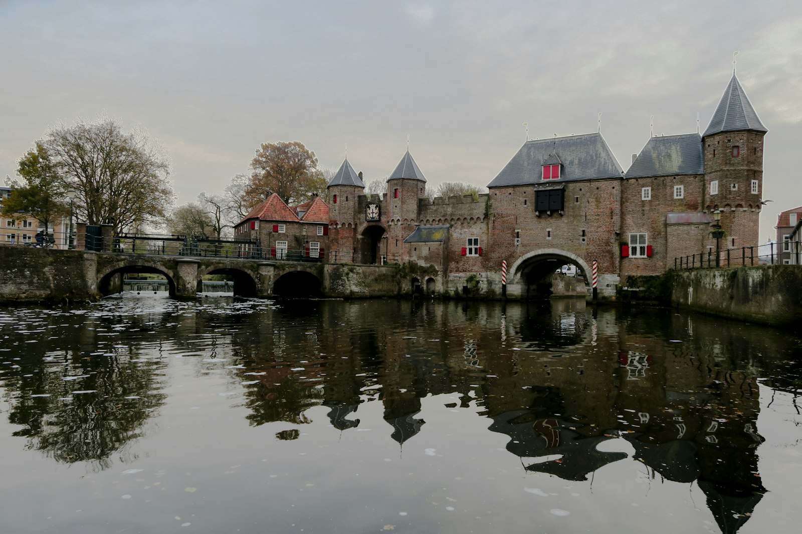 De middeleeuwse Koppelpoort over de Eem in Amersfoort, zone van het 033-kengetal
