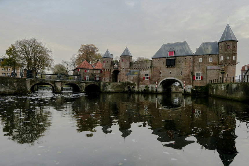 De middeleeuwse Koppelpoort over de Eem in Amersfoort, zone van het 033-kengetal