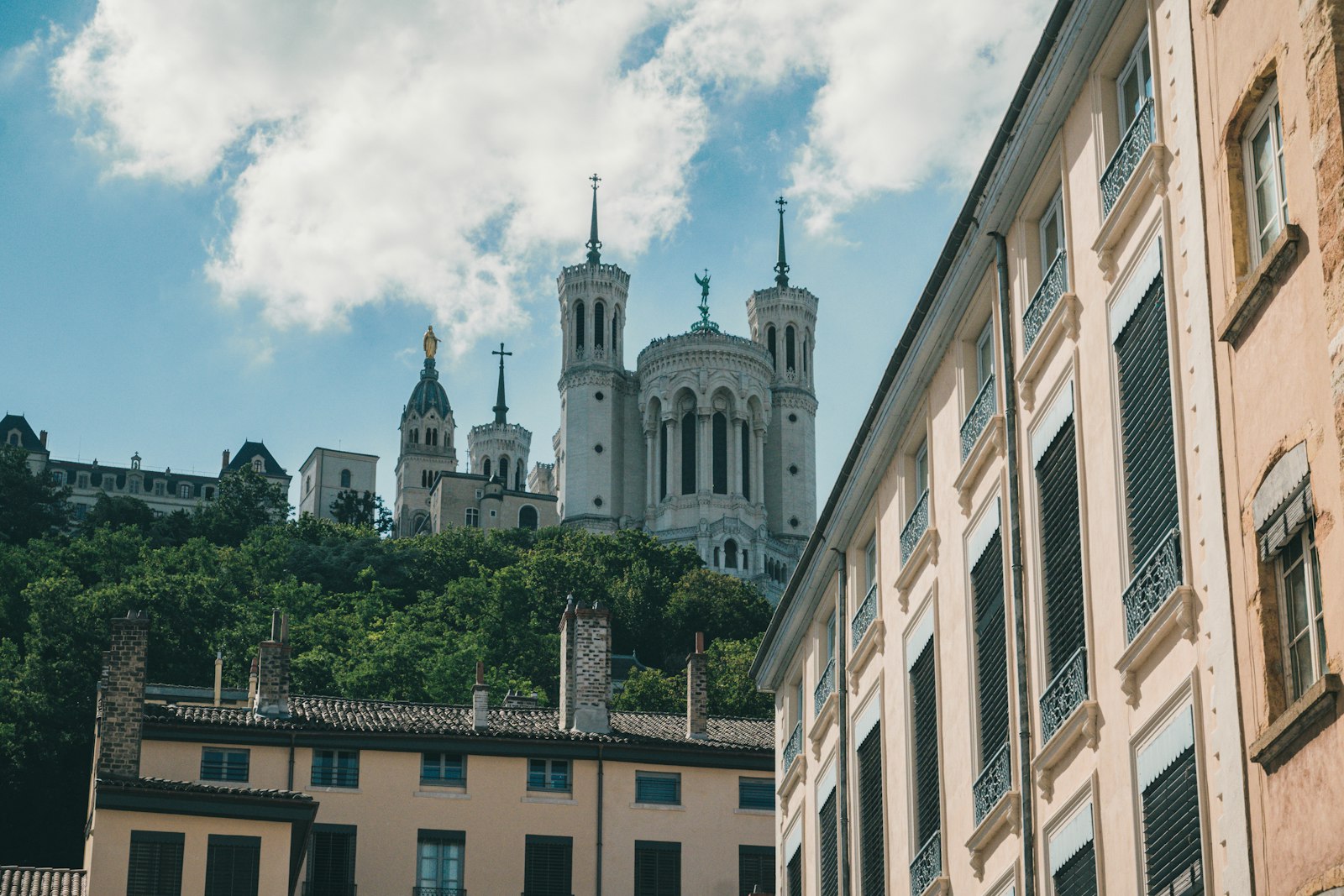 Vue de Lyon avec la basilique de Fourvière sur sa colline