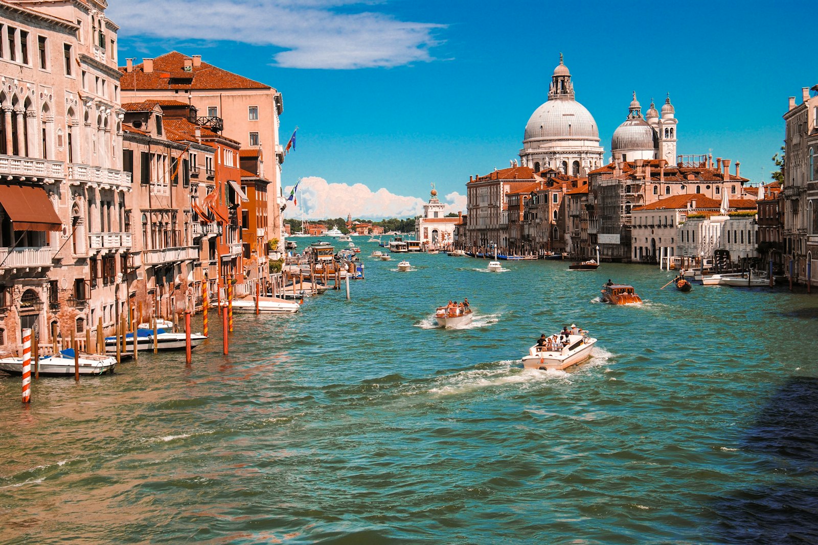 Gondole e palazzi affacciati sul Canal Grande a Venezia