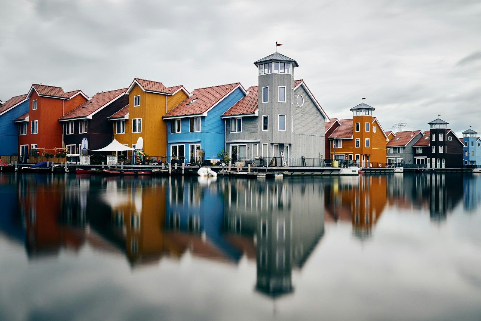 De gekleurde huizen van de Reitdiephaven in Groningen, binnen het 050-kengetal