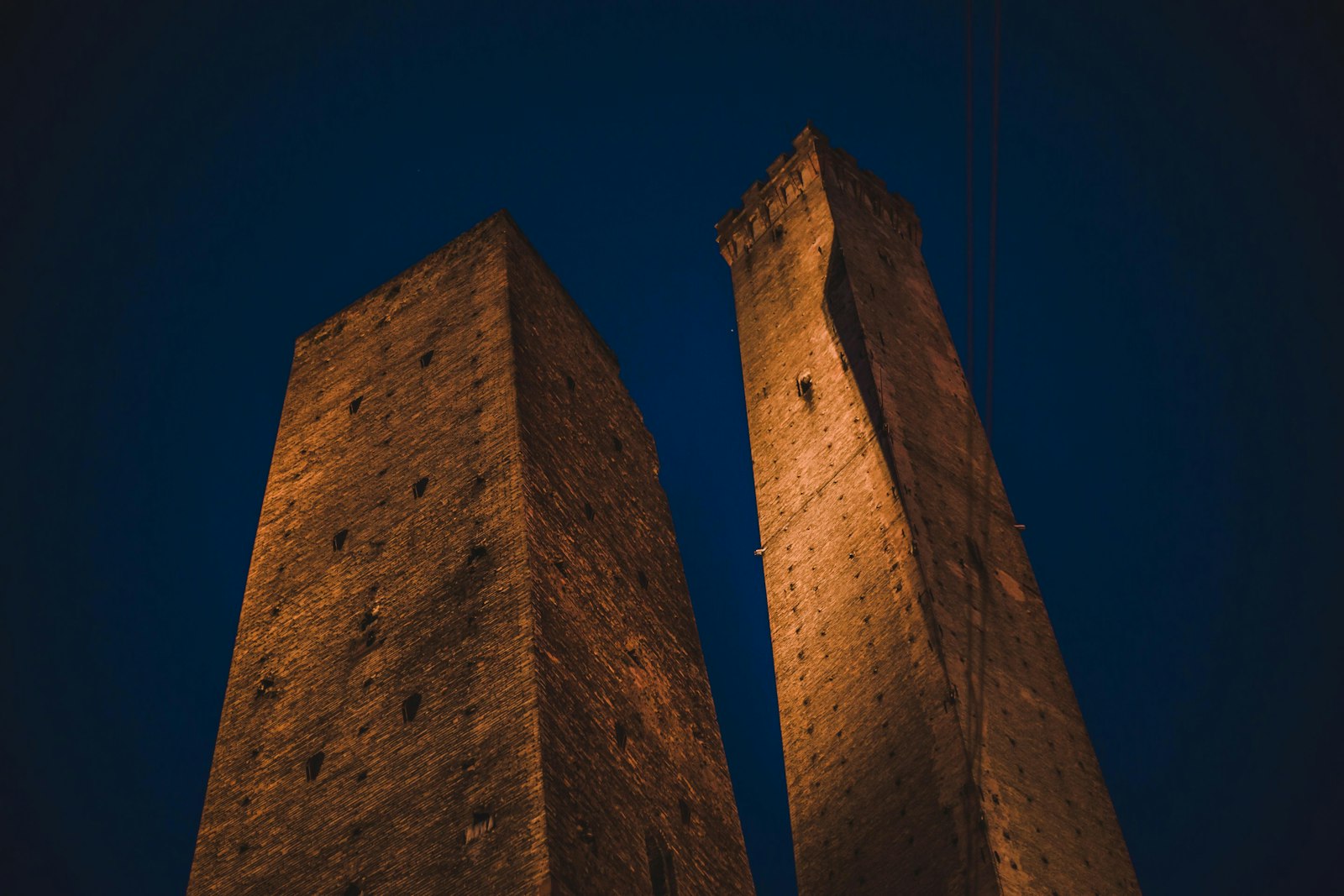 Le due torri di Bologna, Garisenda e degli Asinelli, nel centro storico
