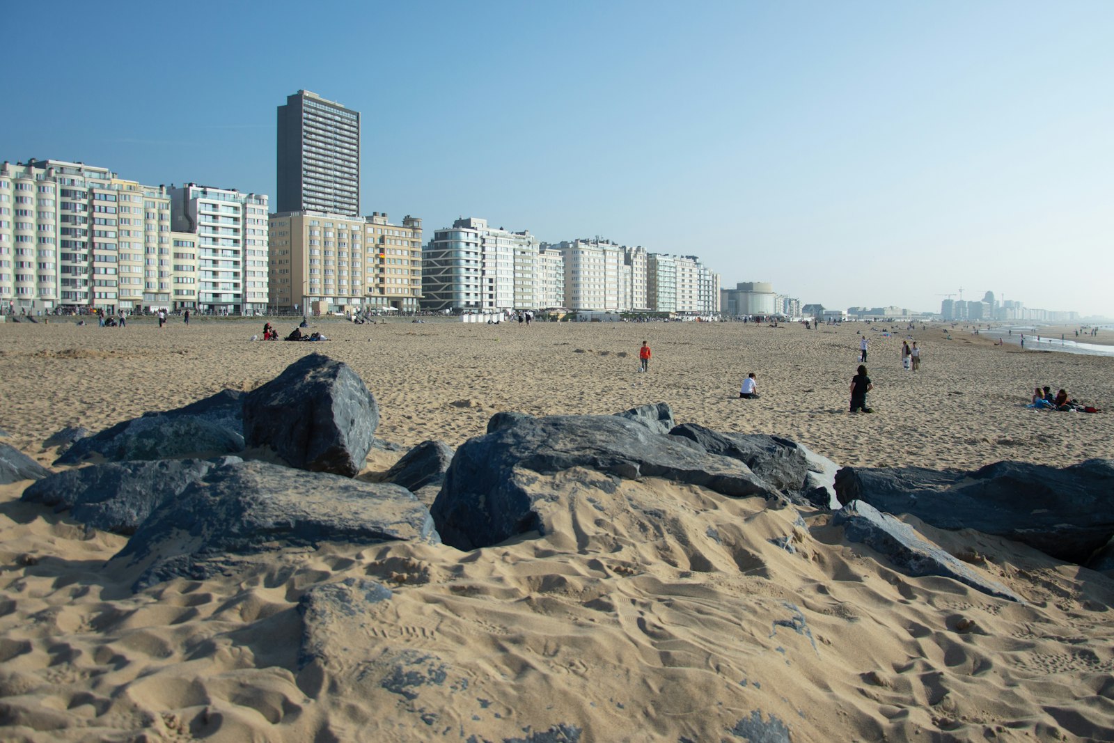 Zeezicht van Oostende met promenade en strand