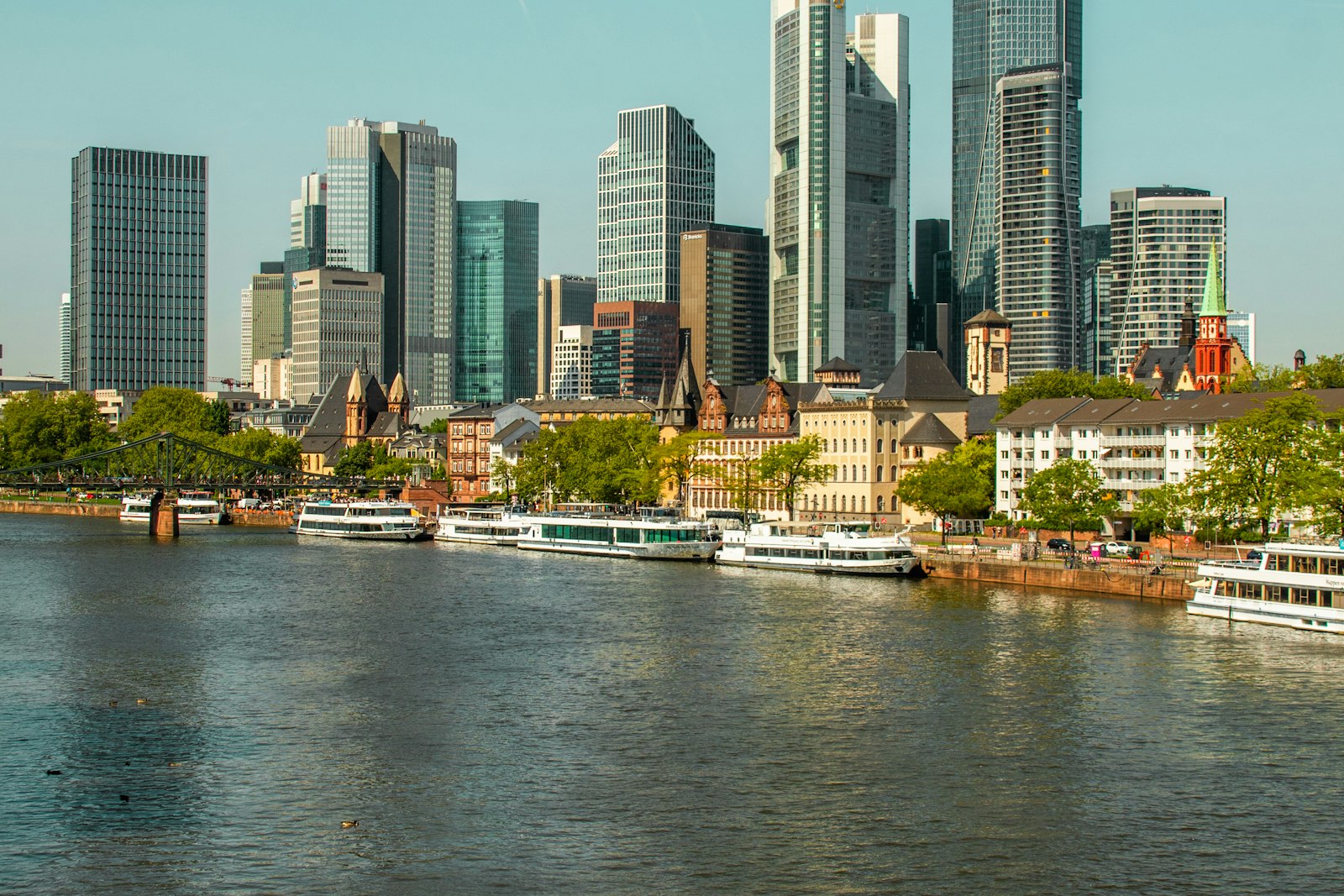 Skyline von Frankfurt am Main mit Bankentürmen und Main, Gebiet der Vorwahl 069