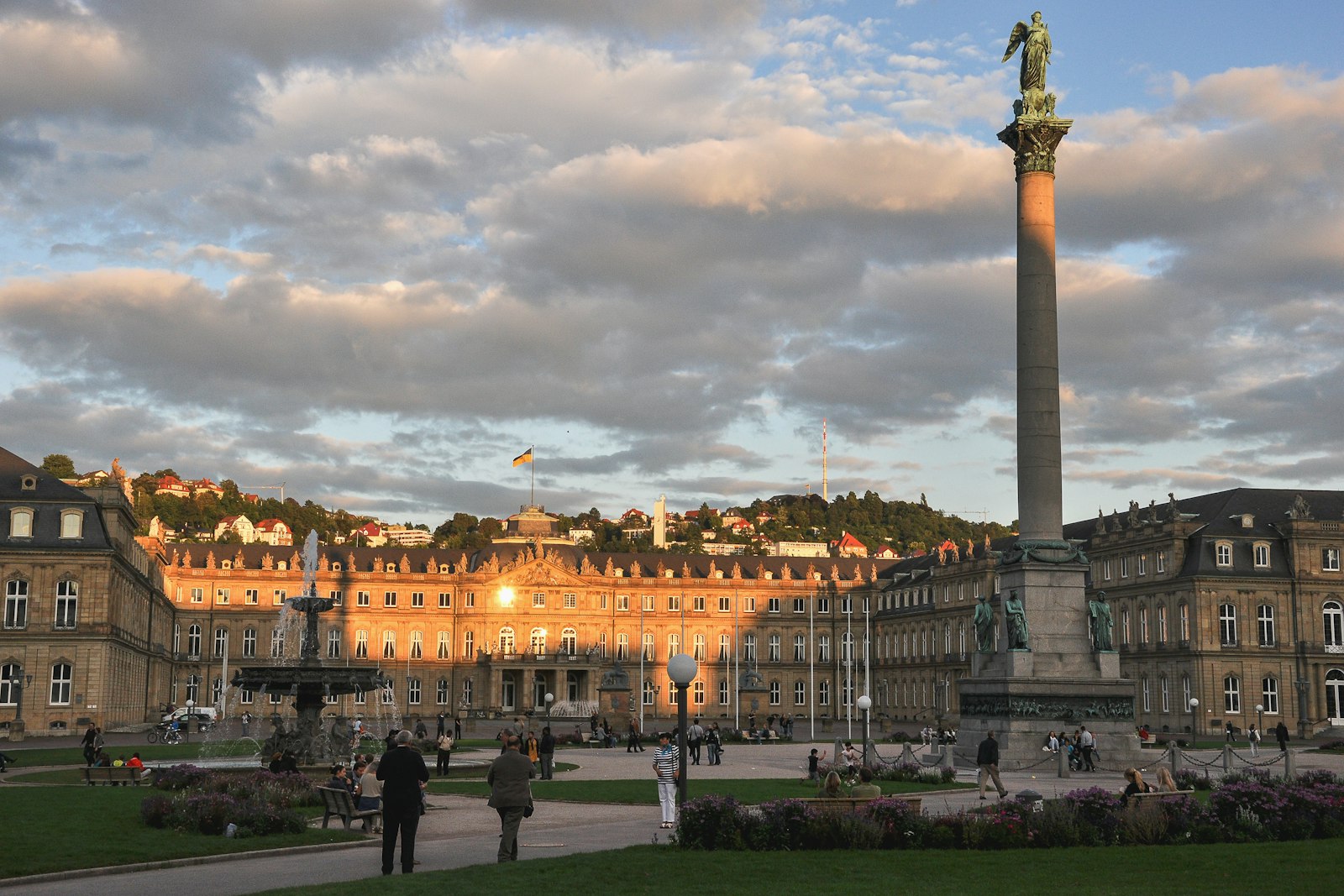 Schlossplatz mit Neuem Schloss in Stuttgart bei Sonnenuntergang, Gebiet der Vorwahl 0711