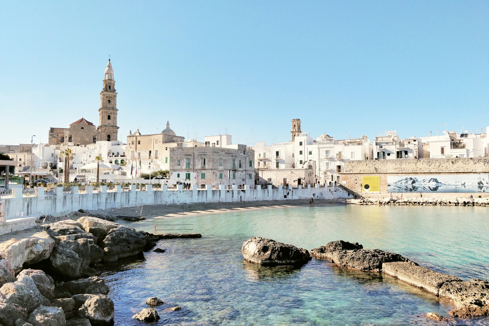 Porto e case bianche di Monopoli sull'Adriatico, distretto telefonico 080