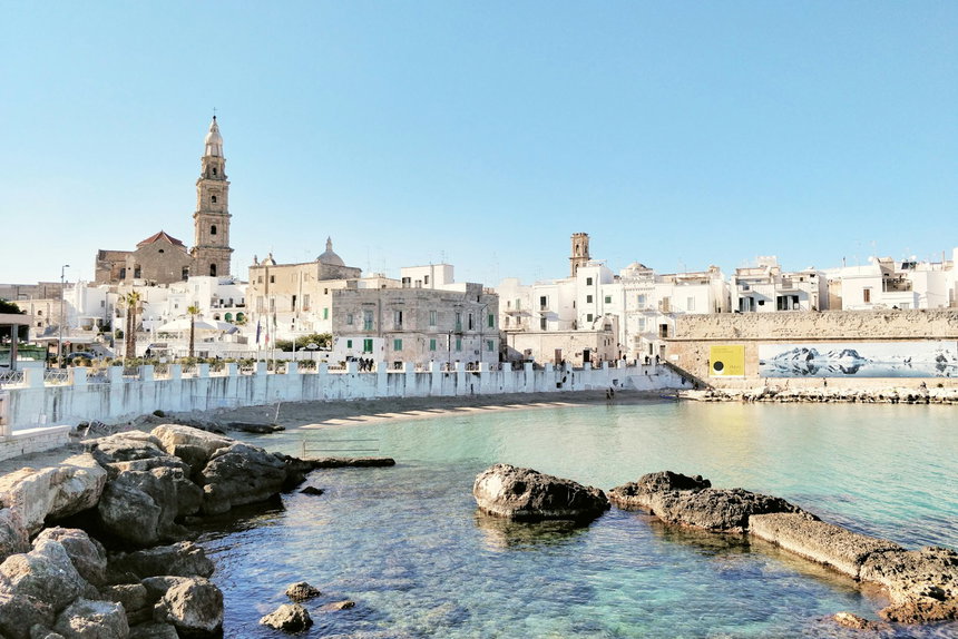 Porto e case bianche di Monopoli sull'Adriatico, distretto telefonico 080