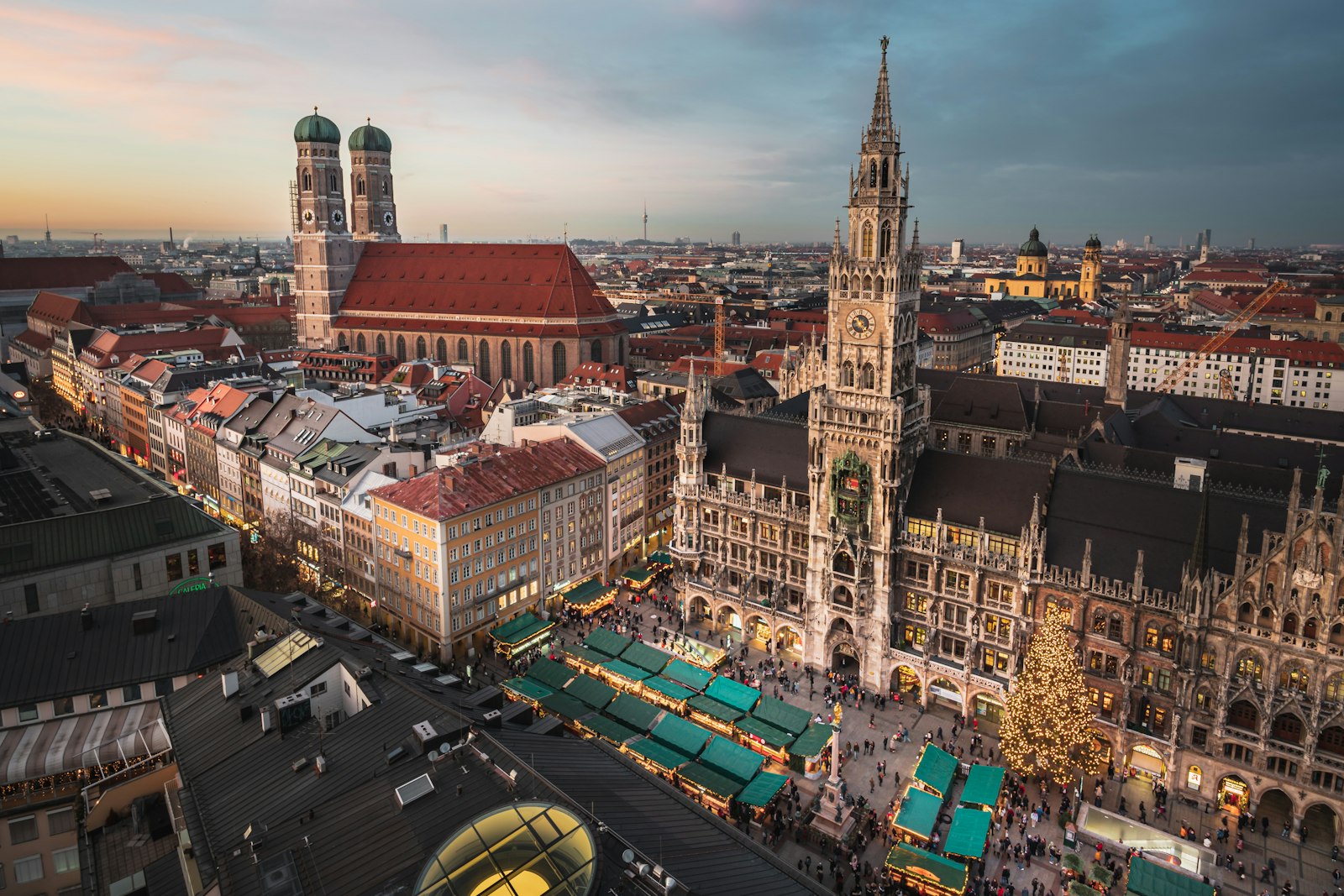 Stadtansicht von München mit Frauenkirche und Alpenpanorama, Gebiet der Vorwahl 089