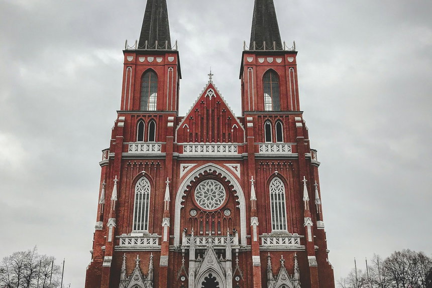 Neogotycka archikatedra Świętej Rodziny w Częstochowie w strefie numeracyjnej 34