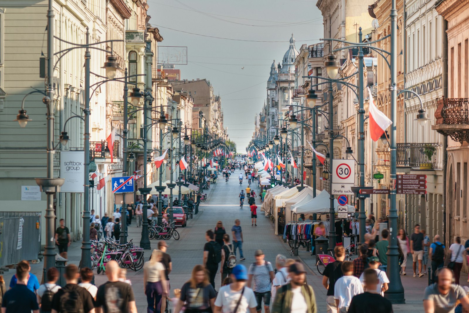 Ulica Piotrkowska w Łodzi w strefie numeracyjnej 42