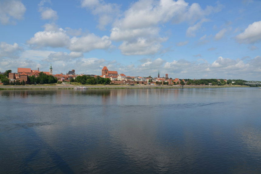 Panorama toruńskiego Starego Miasta nad Wisłą w strefie numeracyjnej 56