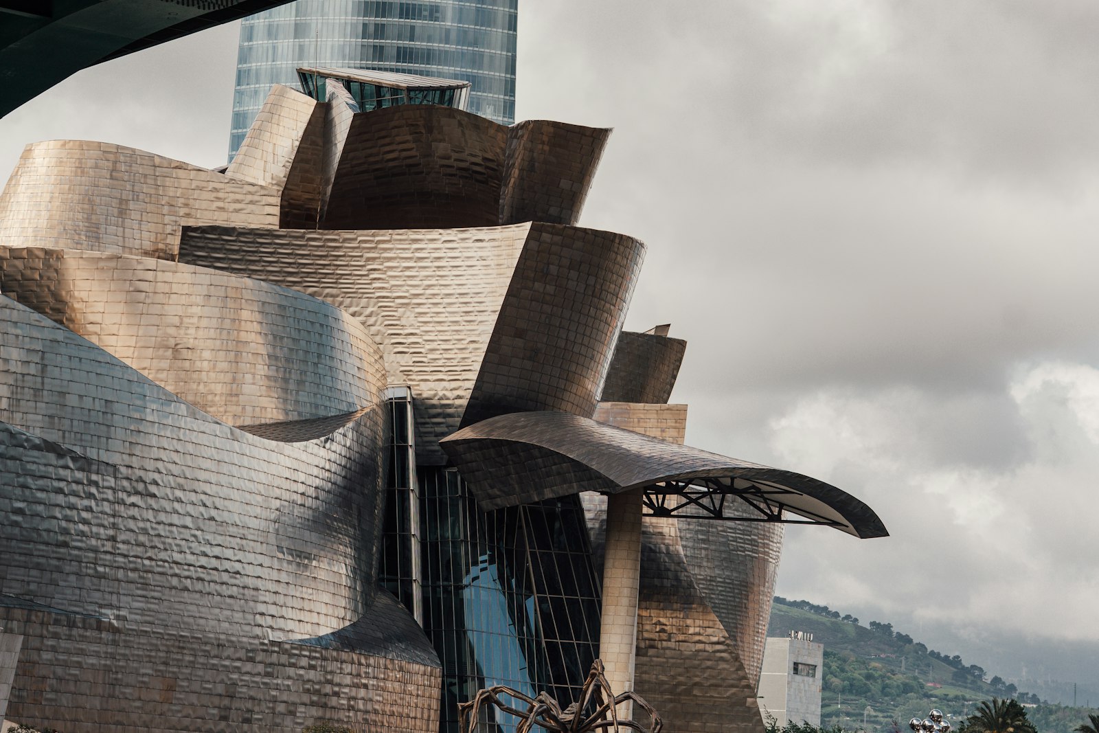 Museo Guggenheim y la ría de Bilbao, zona del prefijo 944