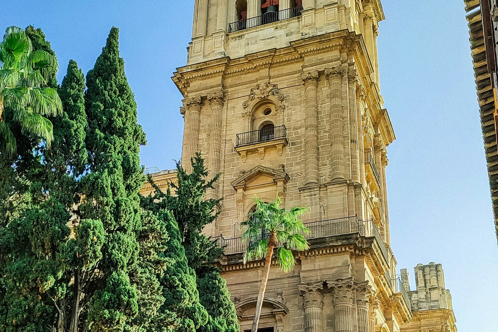 Torre de la Catedral de Málaga vista desde una calle del centro histórico