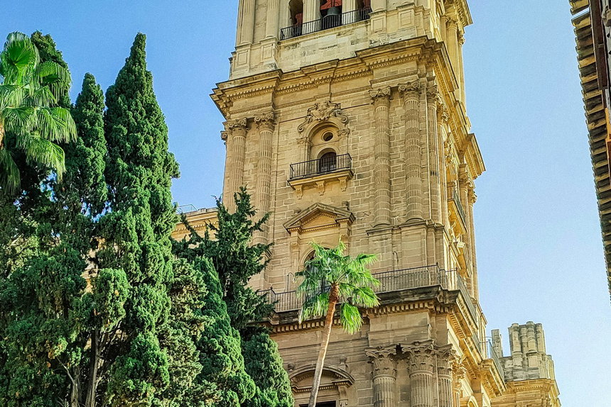 Torre de la Catedral de Málaga vista desde una calle del centro histórico