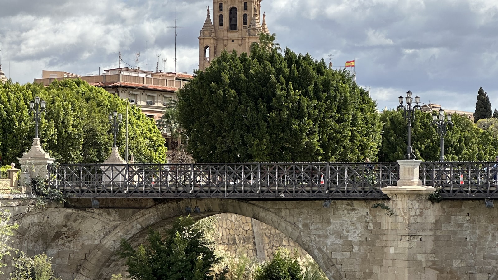 Catedral de Murcia y el Malecón junto al río Segura, zona del prefijo 968