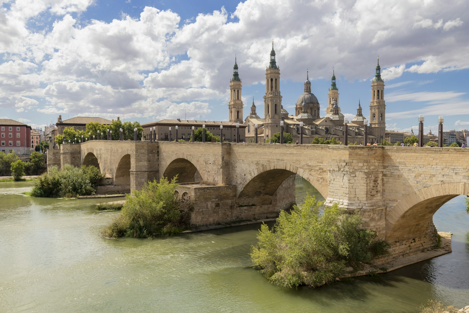 Puente de Piedra sobre el Ebro con la Basílica del Pilar al fondo, zona del prefijo 976