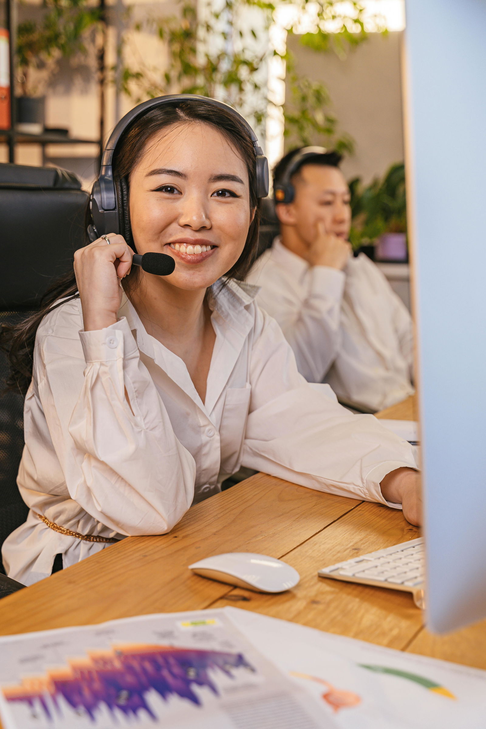 Een contactcenter-medewerker aan de telefoon