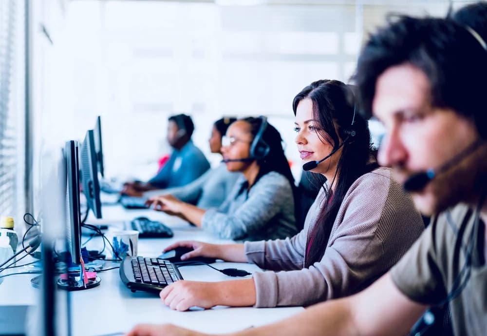 Eingehender Callcenter-Agent handhabt Kundenanrufe