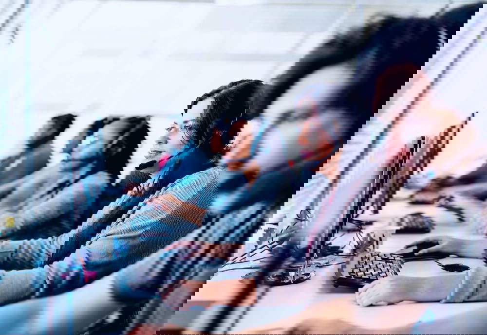 Eingehender Callcenter-Agent handhabt Kundenanrufe