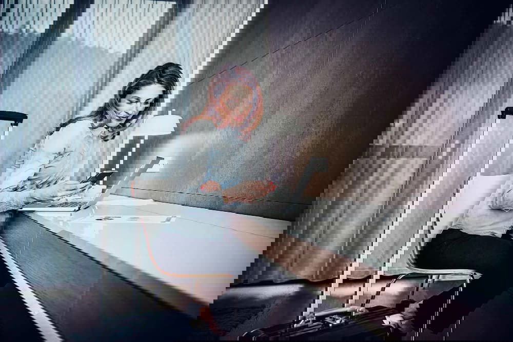 Travel support agent assisting a customer